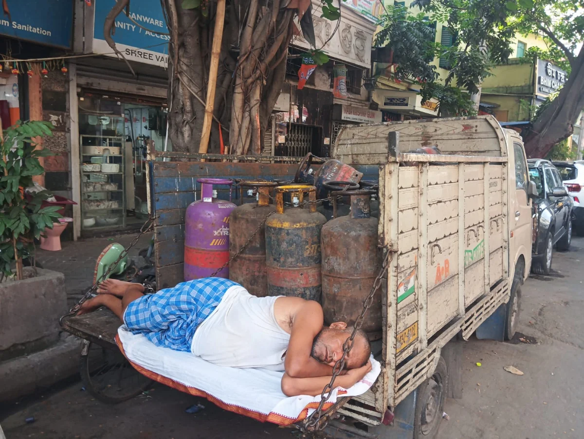 এলপিজি সিলিন্ডারের গ্যাসের গাড়িতে নিশ্চিন্তে ঘুম আর এই সিলিন্ডারি ঘুম কেড়েছে গেরস্থের কলেজস্ট্রিটে