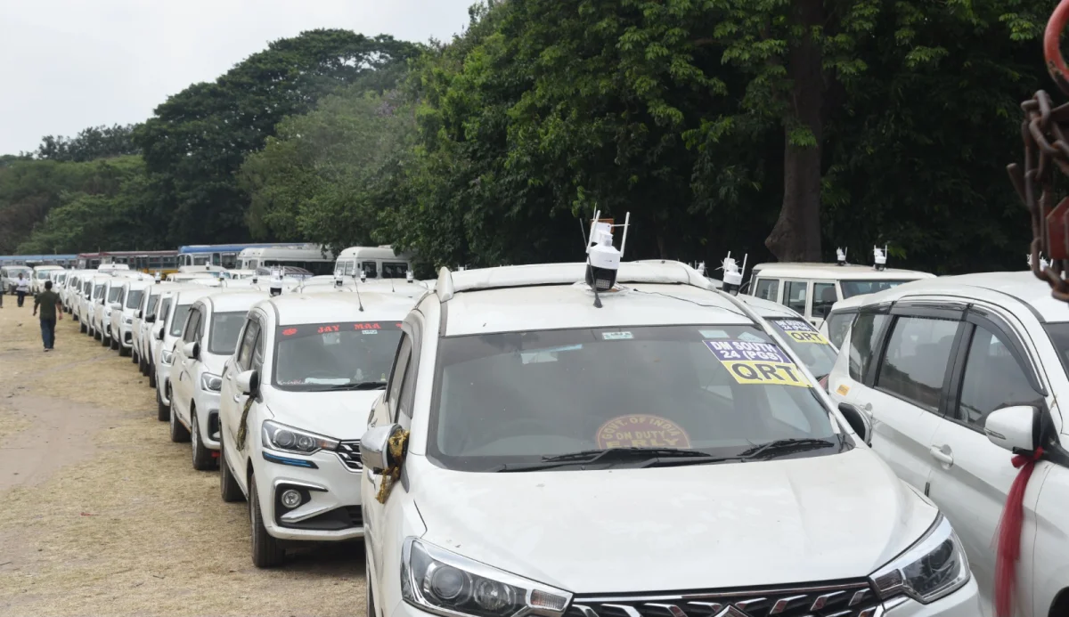 রাজ্যে শেষ দফা নির্বাচনে ব্যবহারের জন্য ক্যামেরা লাগানো গাড়ি রাখা হয়েছে ময়দান চত্বরে