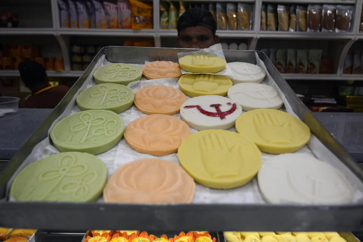 রাজনীতির রং মিষ্টিতে 