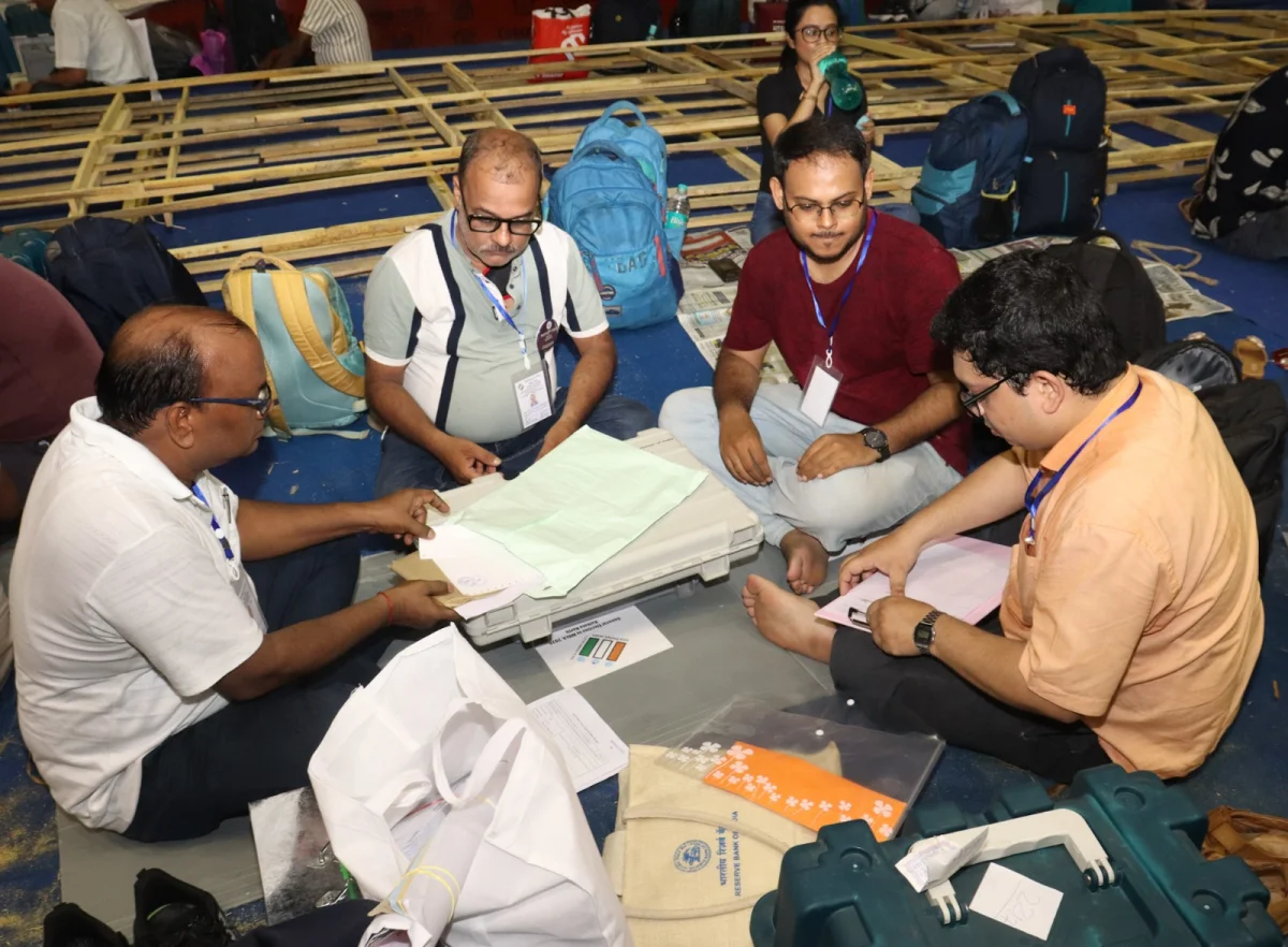 আগামীকাল রাজ্যে ১৪২টি কেন্দ্রে বিধানসভা ভোটের প্রাক্কালে চূড়ান্ত প্রস্তুতি