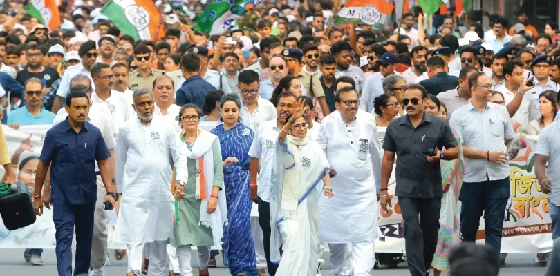 শেষ প্রচারে মমতার শক্তি প্রদর্শন, সুলেখা থেকে ভবানীপুরে বিজেপিকে উৎখাতের ডাক