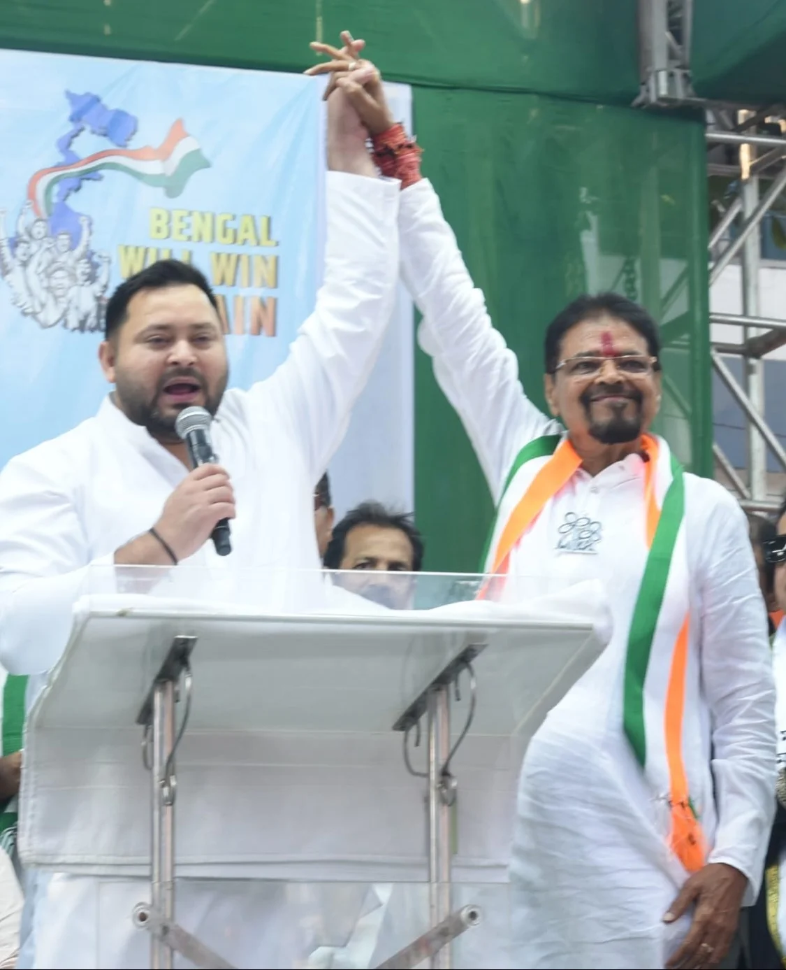 "অমিতাভ, শাহরুখের চেয়েও বড় অভিনেতা মোদী", বঙ্গে এসে তোপ তেজস্বীর