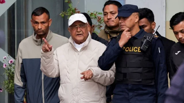 জামিনে মুক্তি পেলেন নেপালের সাবেক প্রধানমন্ত্রী ওলি