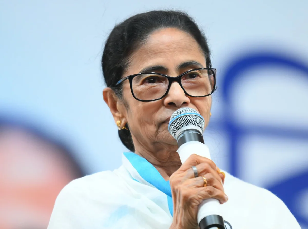 কপ্টারের সামনে রহস্যময় ড্রোন! মালদায় ক্ষুব্ধ মমতা, তদন্তের নির্দেশ