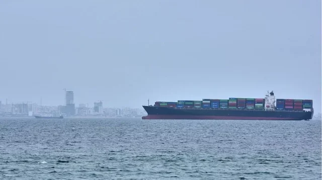 হরমুজ প্রণালিতে একাধিক কন্টেইনার জাহাজে হামলা, বাড়ছে আন্তর্জাতিক উদ্বেগ