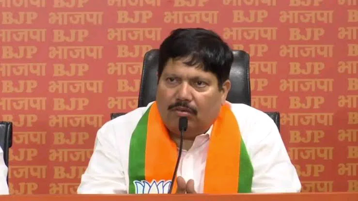 অন্নপূর্ণা ভাণ্ডারের নামে  ভোটারদের টাকা বিলি করেছেন অর্জুন-রাজেশ,  কমিশনে নালিশ তৃণমূলের