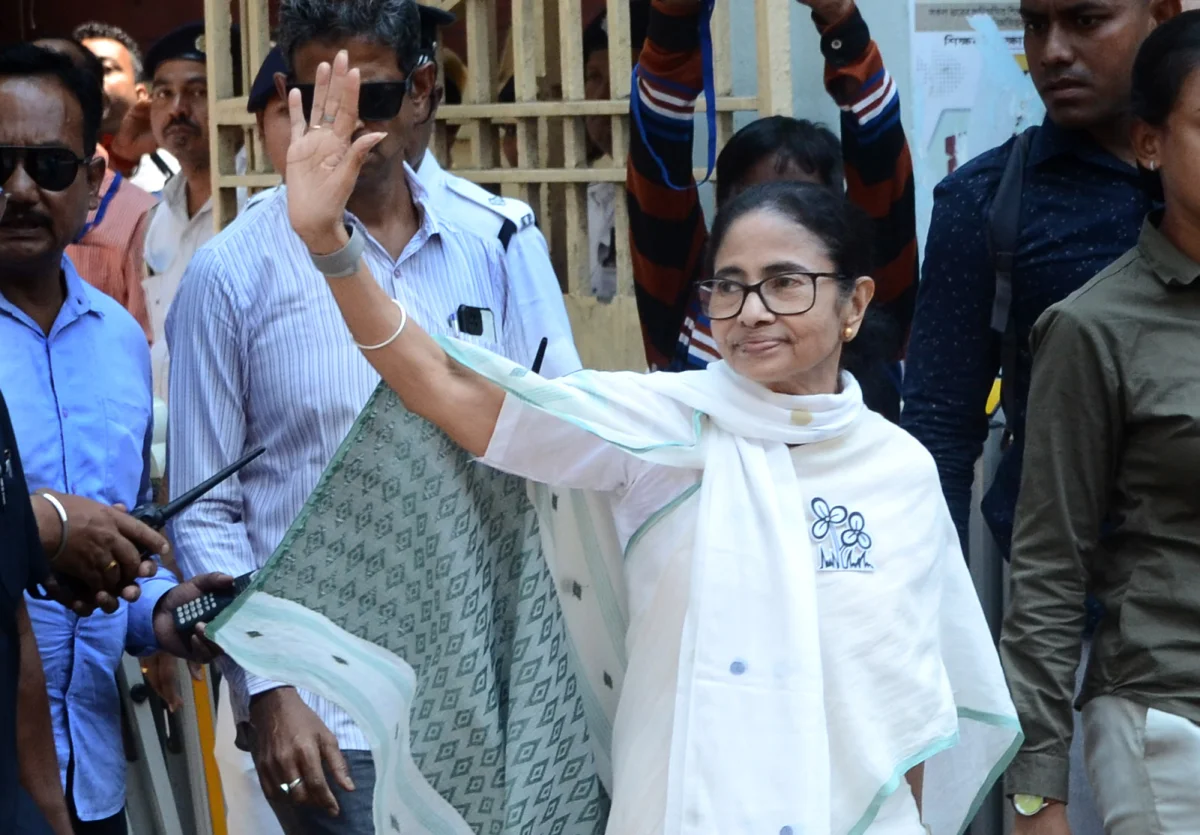 বাড়ি-গাড়ি নেই, সম্বল সাকুল্যে ১৫ লক্ষ! টানা ১৫ বছর মুখ্যমন্ত্রী পদে থাকলেও মমতার হলফনামায় চর্চায় সেই ‘সাদামাটা’ জীবন