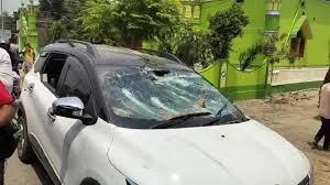 নওদায় হুমায়ুনকে ঘিরে তুমুল উত্তেজনা, বাঁশ লাঠি দিয়ে কনভয়ে হামলা