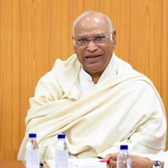 মোদীকে ‘সন্ত্রাসবাদী’ বলার অভিযোগে খড়্গেকে ২৪ ঘণ্টার নোটিস, কমিশনের ভূমিকা নিয়ে প্রশ্ন কংগ্রেসের