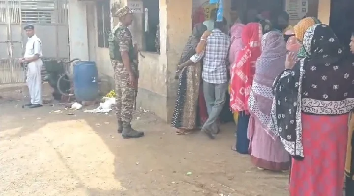 ইভিএম বিকল, বড়ঞার বদুয়া বুথে ভোটগ্রহণ শুরুতে বিলম্ব — দীর্ঘক্ষণ লাইনে ভোটাররা