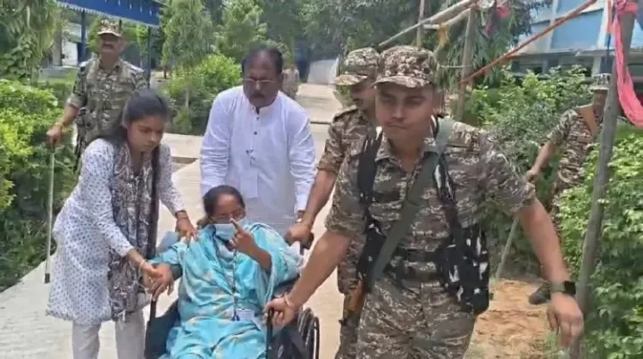 হাসপাতাল থেকে সরাসরি ভোটকেন্দ্রে মিতালি বাগ, বিজেপি ও কেন্দ্রীয় বাহিনীকে নিশানা তৃণমূল সাংসদের