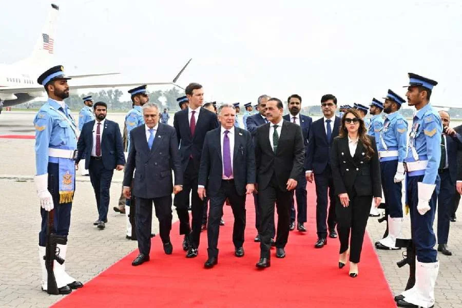 শান্তি আলোচনার মধ্যে ইসলামাবাদে উচ্চ সতর্কতা: শহরজুড়ে জনশূন্য রাস্তা, কড়া নিরাপত্তা ও ব্যারিকেড