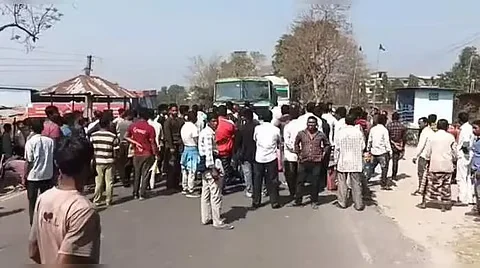 মালদার পরে শুরু জলপাইগুড়িতে, নাম বাদ কেন? বিক্ষোভ, জাতীয় সড়ক অবরোধ