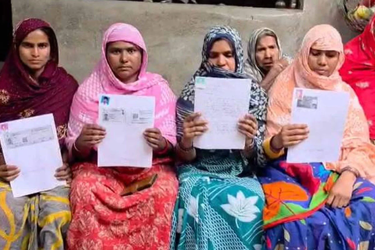 ভোটে ফিরছিলেন বাড়ি, ওড়িশায় আটক মালদহের ১৭ শ্রমিক! বাংলা বলাতেই হেনস্তার অভিযোগ