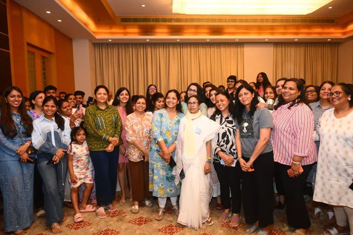 ভবানীপুরে আবাসনে আবাসনে জনসংযোগ, মহিলা ও শিশুদের সঙ্গে মমতা