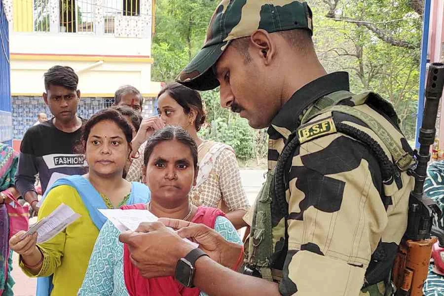পশ্চিমবঙ্গ নির্বাচন: সকাল ১১টা ৩০ পর্যন্ত ৪৪  শতাংশের বেশি ভোট পড়েছে; মুর্শিদাবাদ ও মেদিনীপুরে ইভিএমে  ব্যাপক  ত্রুটি দেখা দিয়েছে