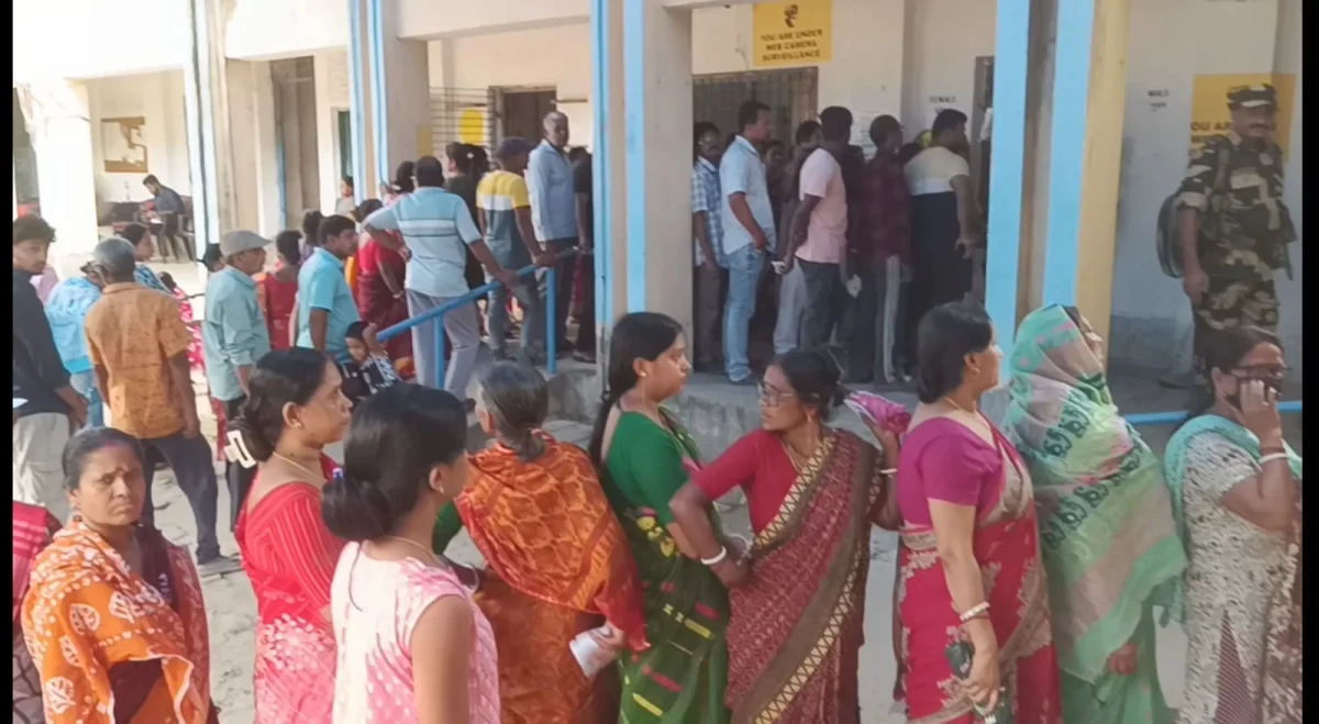 নদিয়ার বিভিন্ন  বুথে  ইভিএম বিভ্রাটের অভিযোগ, দীর্ঘক্ষণ দাঁড়িয়ে অপেক্ষা করার ফলে ক্ষোভ ছড়ায় সাধারণ ভোটারদের
