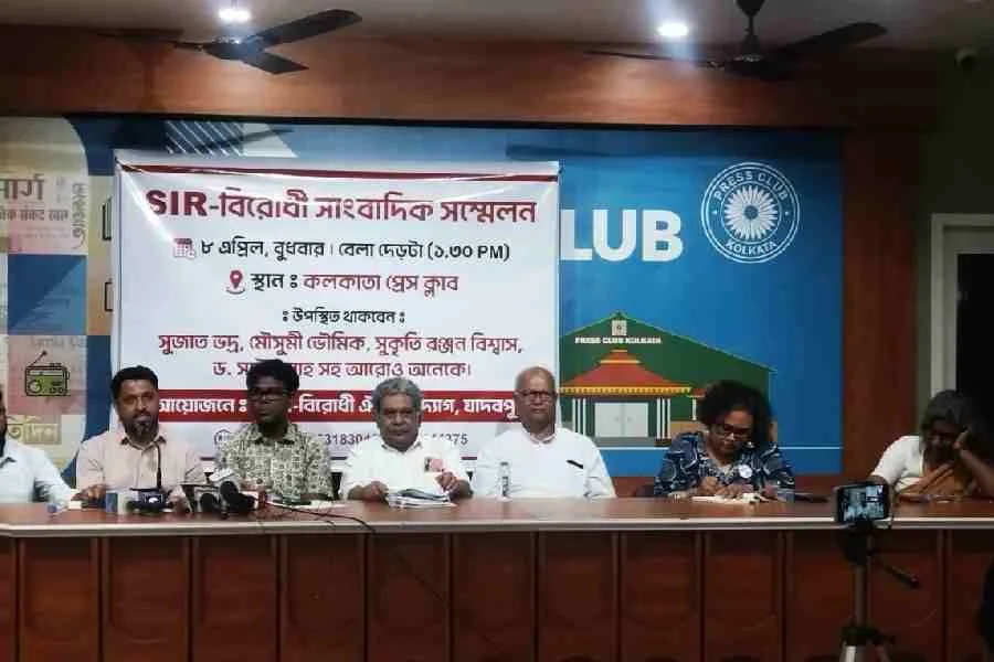 নাগরিকত্ব নির্বাচন কমিশনের কাজ নয়: ২৭ লাখ ভোটার বাদ পড়ায় এসআইআর-এর তীব্র নিন্দা জানালেন  মানবাধিকারকর্মীরা