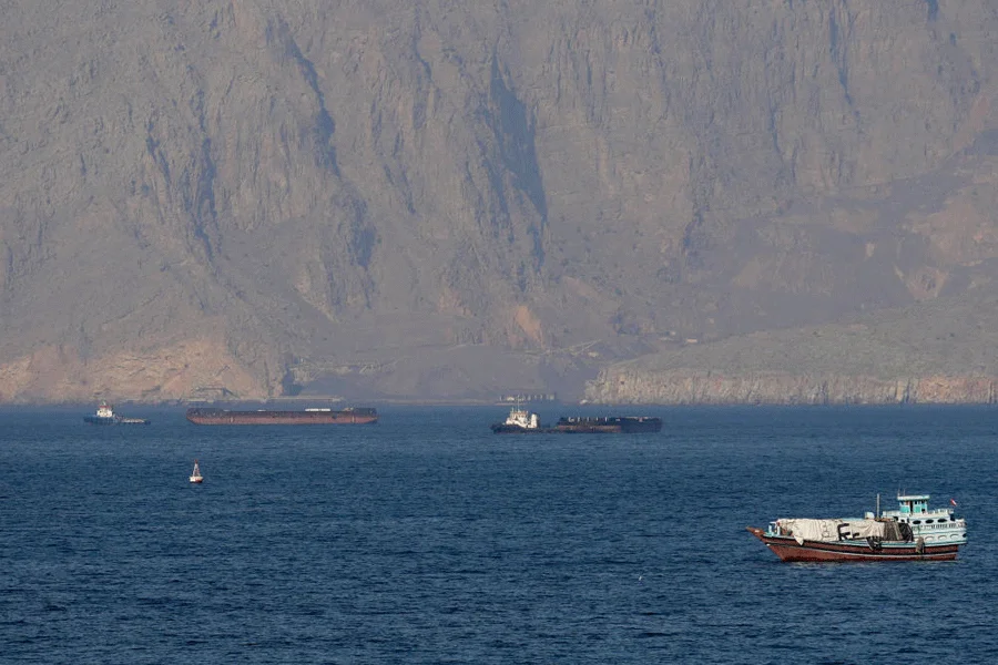 চিন থেকে ইরান বন্দরের দিকে যাওয়া একটি জাহাজ মার্কিন  যুক্তরাষ্ট্র আটক করার পর যুদ্ধবিরতির ভবিষ্যৎ নিয়ে বিরাট প্রশ্নচিহ্ন দেখা দিয়েছে