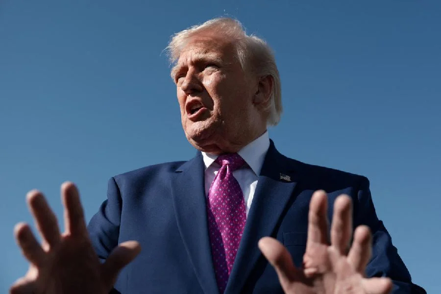 ট্রাম্প বলেছেন, মার্কিন সামরিক বাহিনী হরমুজ প্রণালী 'পরিষ্কার' করা শুরু করেছে এবং ইরানের 'মাইন নিক্ষেপকারী নৌকাগুলো' ডুবিয়ে দেওয়া হয়েছে