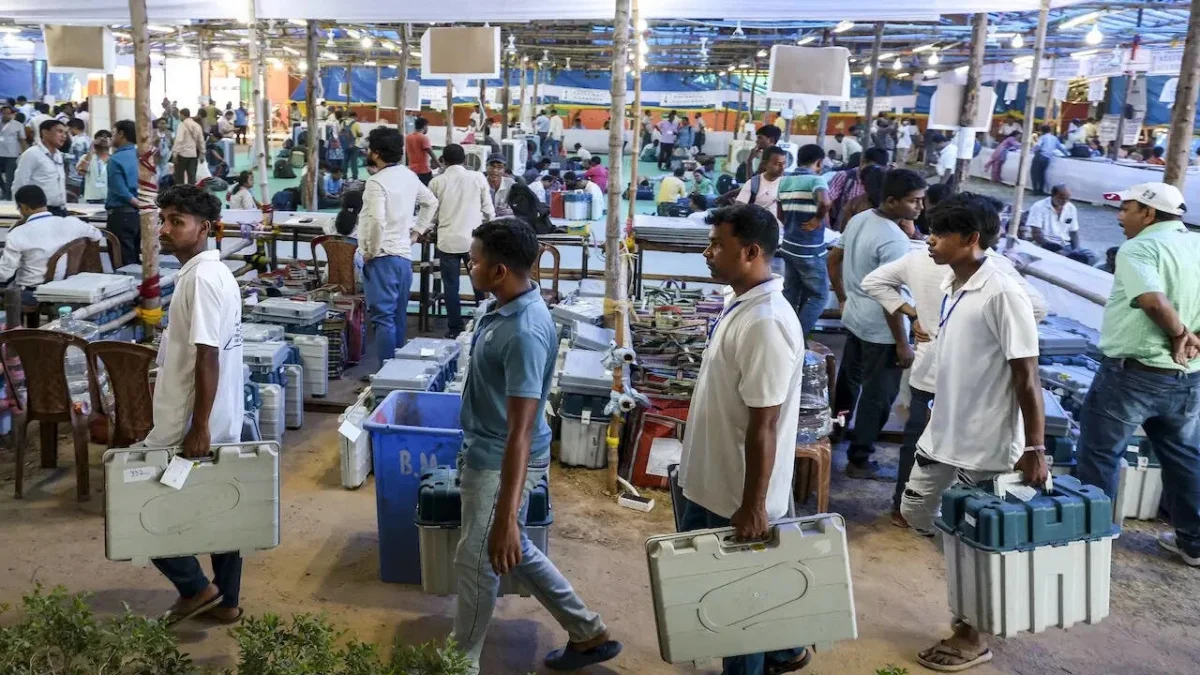 দ্বিতীয় দফার ভোটে কর্মী সঙ্কট, প্রথম দফার কেন্দ্রীয় কর্মীদেরই ফের ডেকে নিচ্ছে নির্বাচন কমিশন