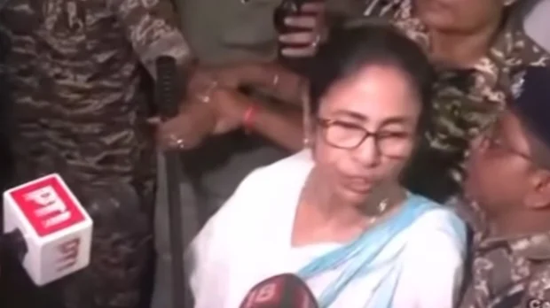 'গায়ে হাত তোলা হয়েছে:' ভবানীপুর গণনাকেন্দ্র থেকে বেরিয়ে অভিযোগ মমতার