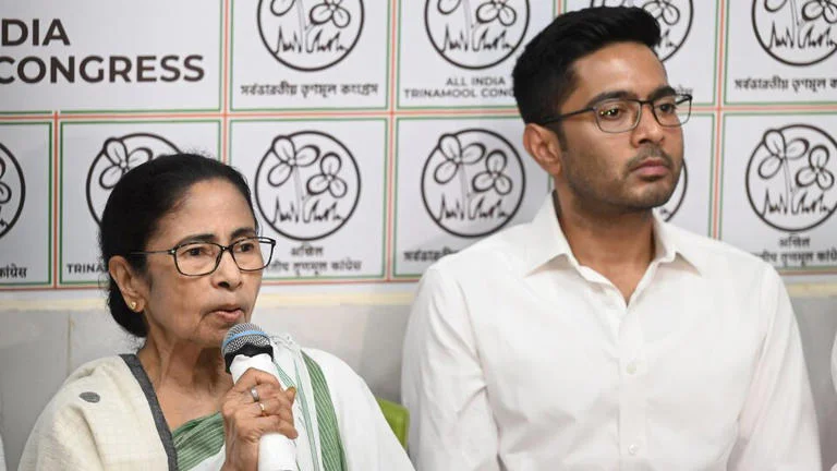 মমতা-অভিষেককে 'আনফলো' করল কলকাতা পুলিশ, ফলোর তালিকায় জুড়ল মোদি-শাহ ও শুভেন্দু
