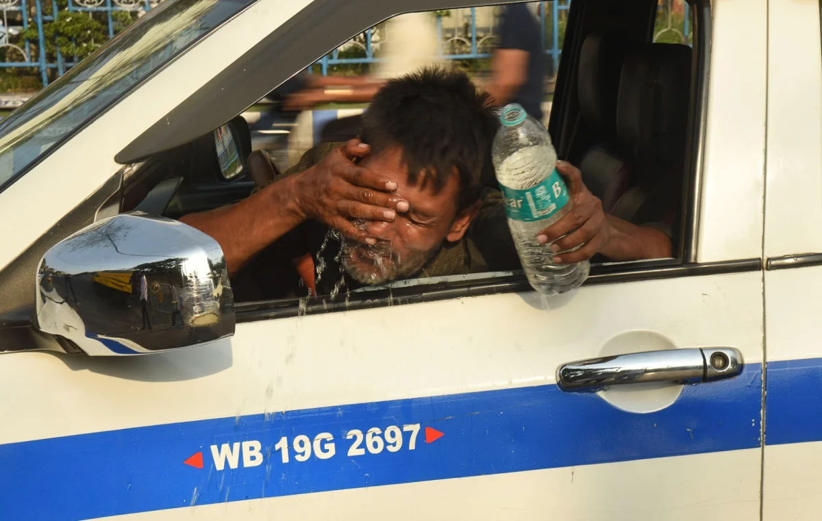গরমের হাত থেকে বাঁচতে ধর্মতলা ট্যাক্সি চালকের জলের ঝাপটা