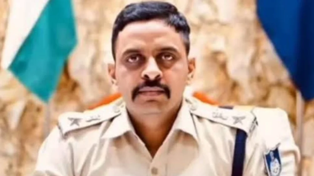 “আইন ভাঙার সাহস থাকলে দেখান”: ভোজশালায় জিপের ওপর দাঁড়িয়ে কাদের হুঁশিয়ারি দিলেন এসপি!