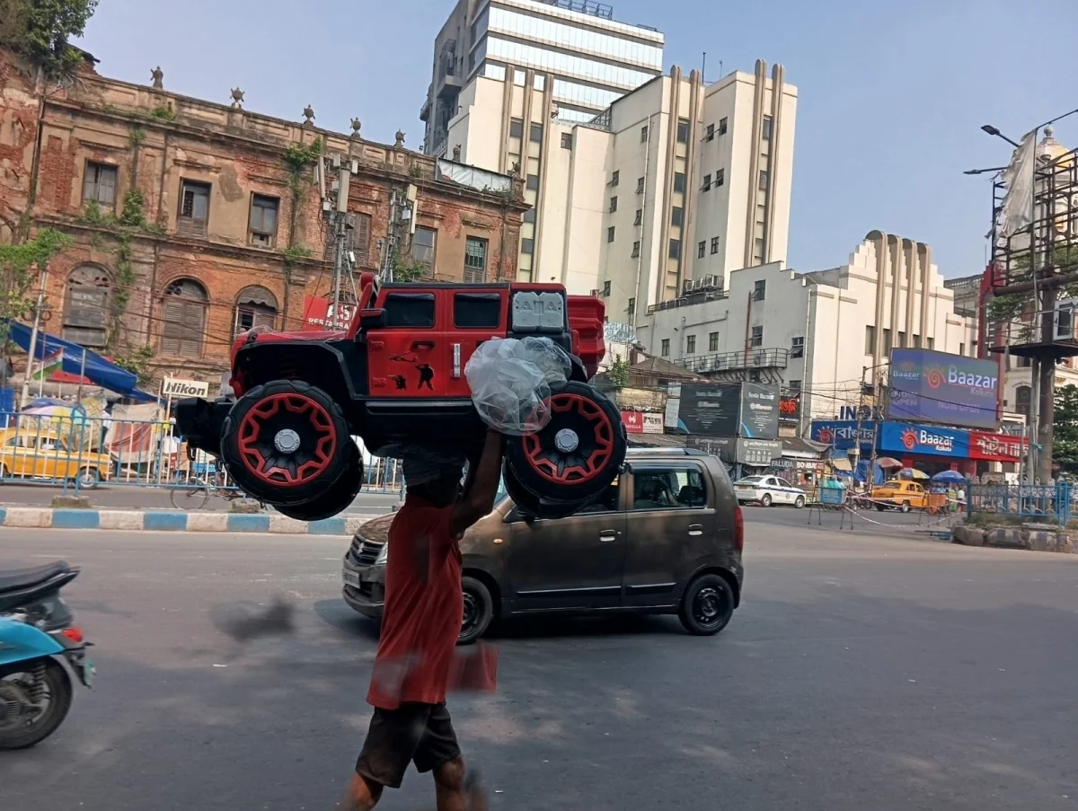 আসল নকল নকল মাথায় আসল রাস্তায়