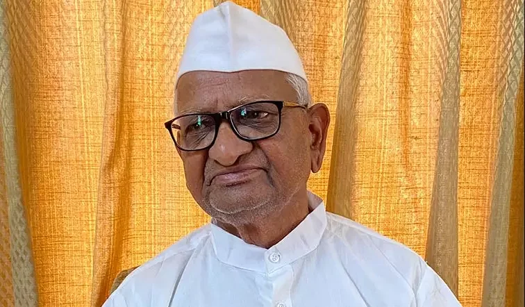 যুবশক্তির কণ্ঠরোধ না করে উৎসাহ দিন: ককরোচ জনতা পার্টির পাশে আন্না হাজারে