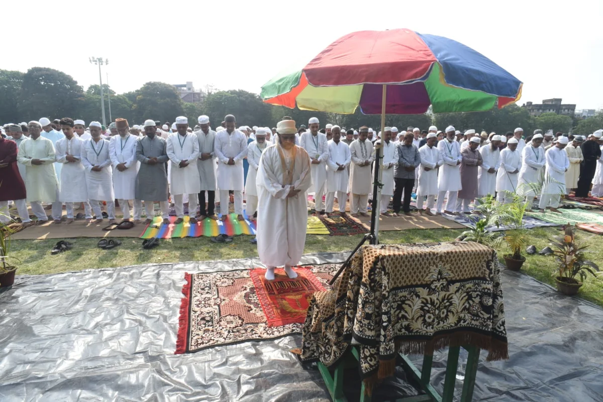 নতুন রীতি মেনে পার্ক সার্কাস ময়দানে ঈদে নমাজ পাঠ করলেন মুসুল্লিরা