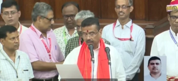 বিধায়ক হিসেবে শপথ শুভেন্দুর, বিধানসভার সিঁড়িতে নতজানু হয়ে প্রণাম মুখ্যমন্ত্রীর