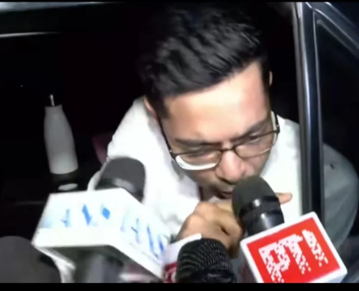 ‘আগে জেনে আসুন কোন অংশ বেআইনি’, সাংবাদিকদের প্রশ্নে অভিষেক