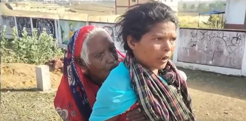পেনশনের টাকায় বাঁচার লড়াই! ৯০ বছরের বৃদ্ধাকে পিঠে চাপিয়ে ৯ কিলোমিটার পথ অতিক্রম করে ব্যাংকে মহিলা 