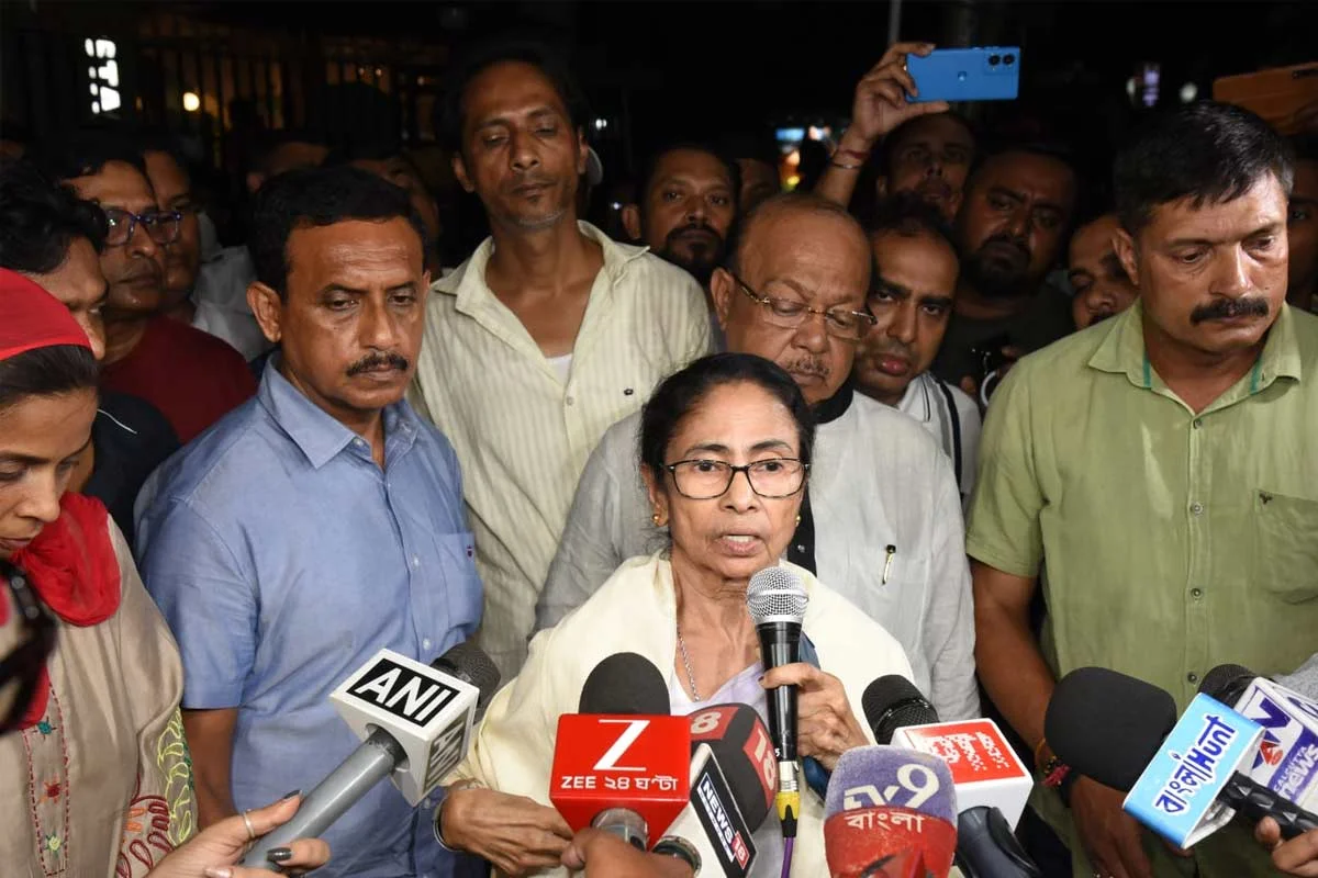 অভিষেকের চিকিৎসা নিয়ে সরব মমতা, প্রয়োজনে হায়দ্রাবাদে নিয়ে যাওয়ার ইঙ্গিত