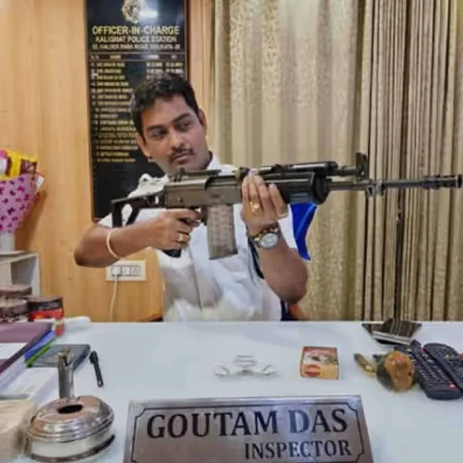 বন্দুক হাতে সোশ্যাল মিডিয়ায় ছবি পোস্ট, তৃণমূলের অভিযোগের পরেই সাসপেন্ড কালীঘাট থানার ওসি