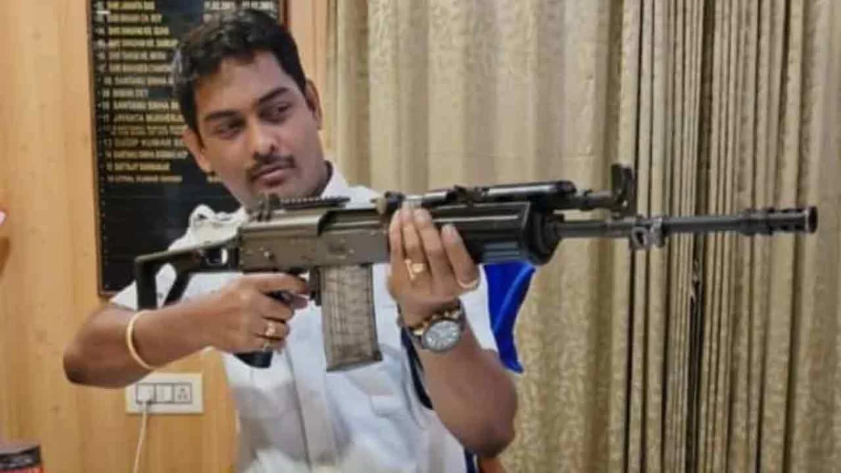 আগ্নেয়াস্ত্র হাতে নিয়ে ছবি পোস্ট, কালীঘাটের সেই বিতর্কিত ওসিকে এবার বদলি নবান্নে 