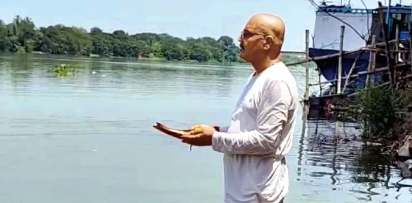 নিহত কর্মীদের স্মরণে গঙ্গাতীরে তর্পণ, মাথা মুণ্ডন করে শোভাযাত্রা বহরমপুরের জয়ী বিধায়কের