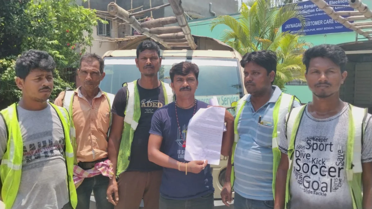 আমফানের সময় থেকে বকেয়া, বেতনের দাবিতে কর্মবিরতি জয়নগর বিদ্যুৎ দফতরের ঠিকা শ্রমিকদের 