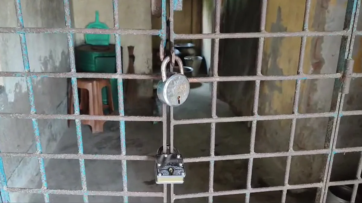 মিড ডে মিলে অনিয়মের অভিযোগ,  বারুইপুরে অঙ্গনওয়াড়ি কেন্দ্রে তালা ঝুলিয়ে বিক্ষোভ গ্রামবাসীদের 