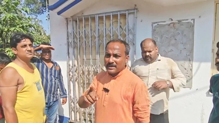 পঞ্চায়েত অফিস দখল করে তালা, নিজে উদ্যোগ নিয়ে গেট খুলে দিলেন বিজেপি প্রার্থী 
