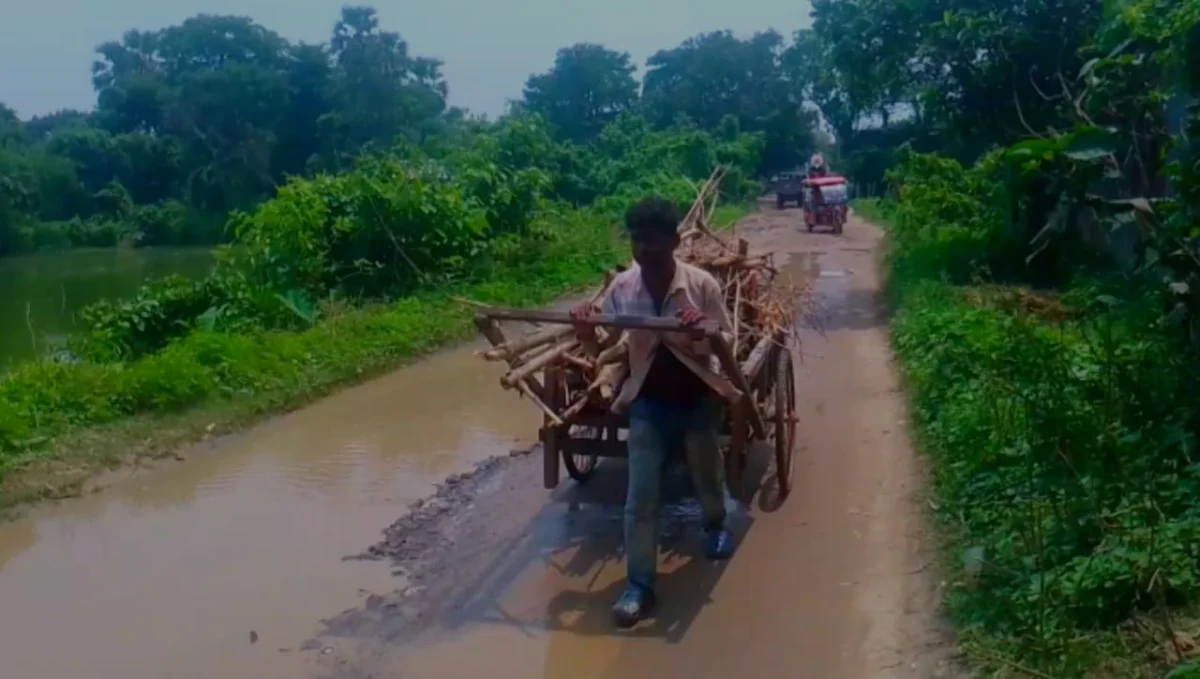 দক্ষিণ দিনাজপুর জেলার কুমারগঞ্জ ব্লকের চাঁদগঞ্জ বাজার থেকে আমুলিয়া পর্যন্ত রাস্তা সংস্কারের দাবি