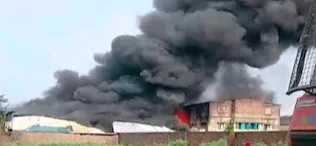 নরেন্দ্রপুরের কালি তৈরির কারখানায় ভয়াবহ আগুন, দমকলের ৬ টি ইঞ্জিনের চেষ্টায় এল নিয়ন্ত্রণে