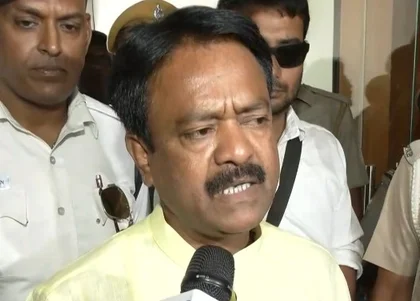 গাড়ি থেকে লালবাতি সরানোর নির্দেশ, সীমান্তে কাঁটাতার বসানো নিয়ে বৈঠক মন্ত্রী অশোকের