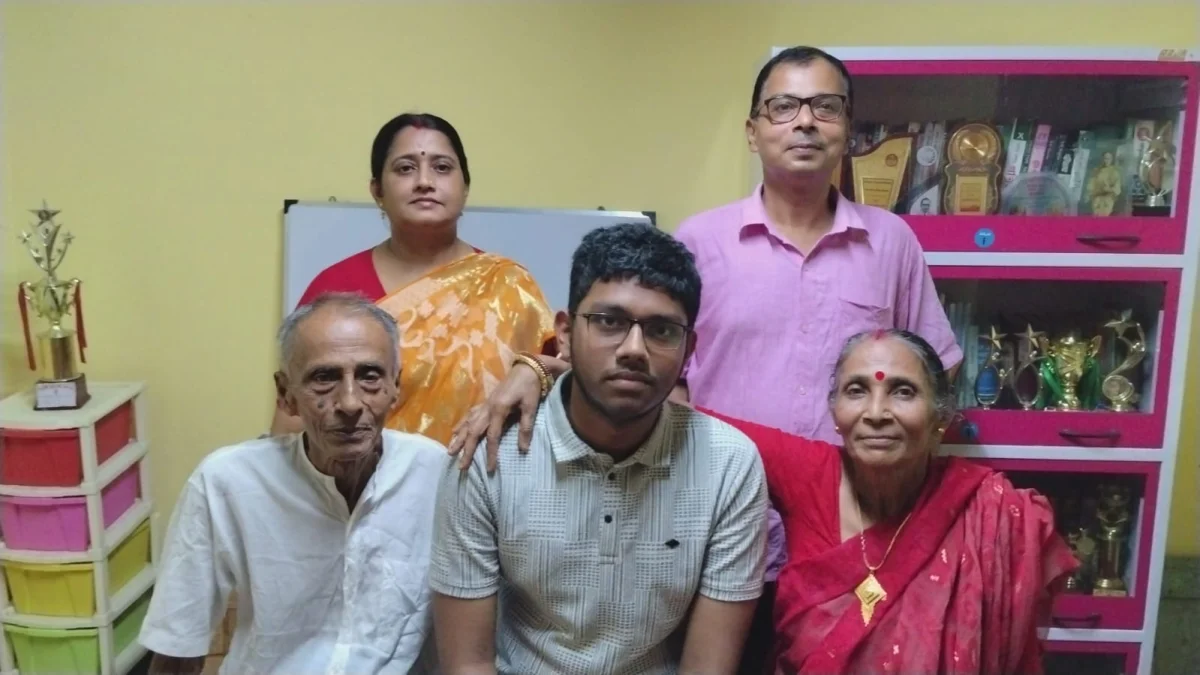 ইঞ্জিনিয়ার হওয়ার স্বপ্ন নিয়ে এগিয়ে যেতে চায় মাধ্যমিকের অষ্টম স্থানাধিকারী জয়নগরের মৈনাক
