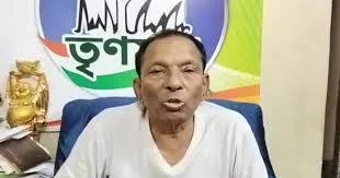 ইভিএমে কারচুপির অভিযোগ, গণনাকেন্দ্রের বাইরে ধরনা অখিল গিরির 