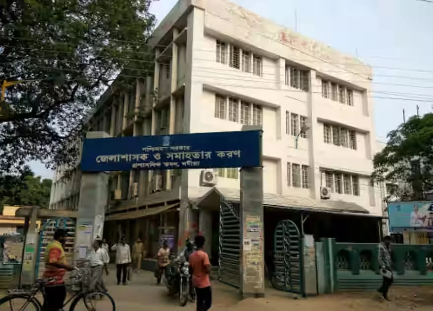 নদিয়ায় দিনভর  হিসাব , তৃণমূল  প্রার্থীরা  স্ট্রংরুম  ঘুরে দেখছেন  ,কেউ  রয়েছেন  স্ক্রুটিনিতে, চাপড়ায়  আই এস এফ  ফ্যাক্টর ?