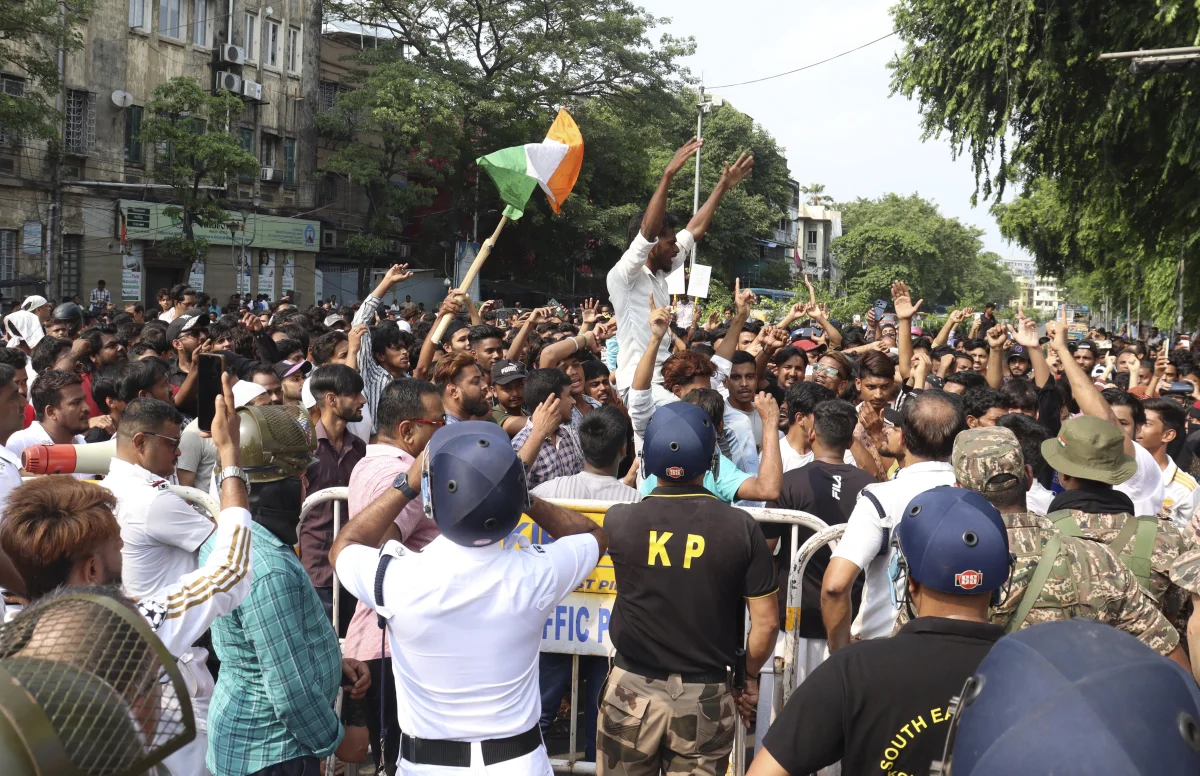 পার্ক সার্কাসে বুলডোজার রাজ ও ধর্মীয় ভাবাবেগে আঘাত বন্ধের দাবিতে বিক্ষোভ, অ্যাকশন পুলিশের