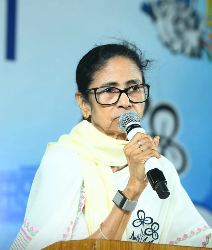 রাত জেগে চার ঘণ্টা স্ট্রং রুম পাহারা দিলেন মমতা